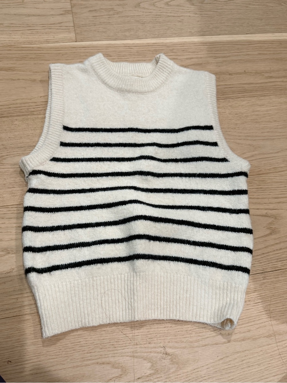 Sleeveless Striped Knit Sweater Vest - Cream/Black
